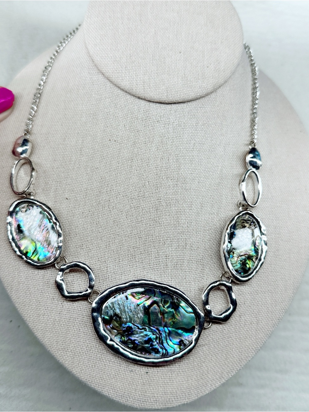 7389gc. Green Shell Silvertone Necklace